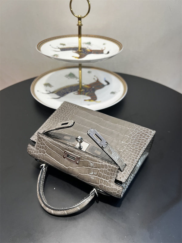  shoulder bag interior and compartment view 9