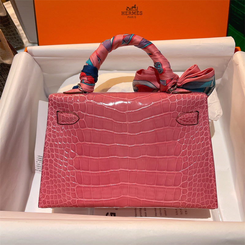  everyday top-handle bag detail view showing craftsmanship 14