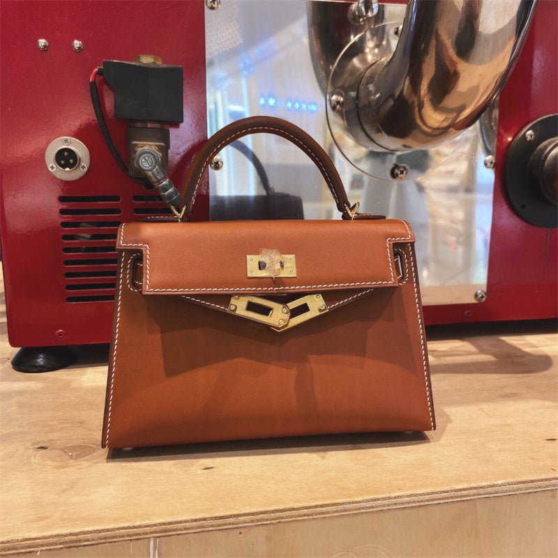 Essential carryall bag front view