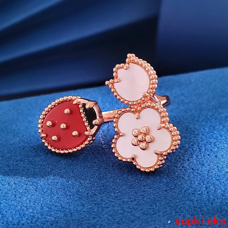 Front view of Van Cleef & Arpels unisex jewelry piece