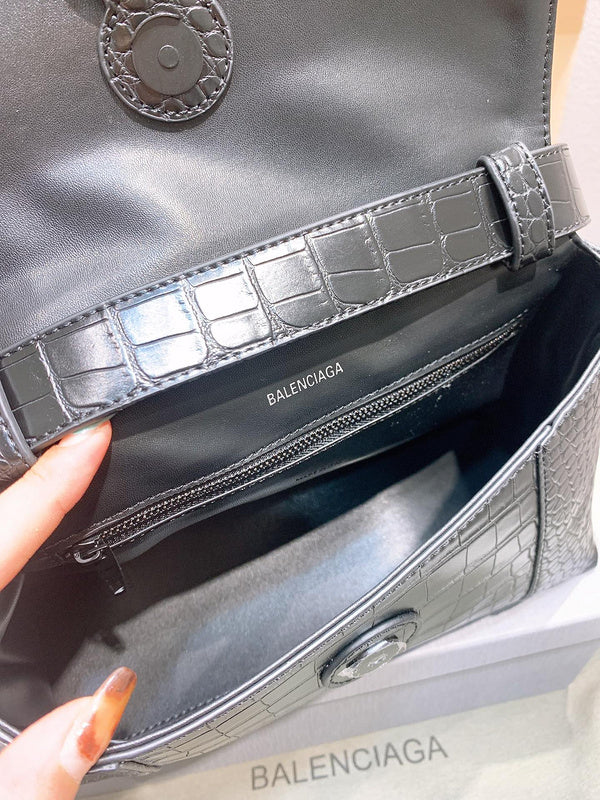 Ziva's Charm handbag – carry view (one versatile size)