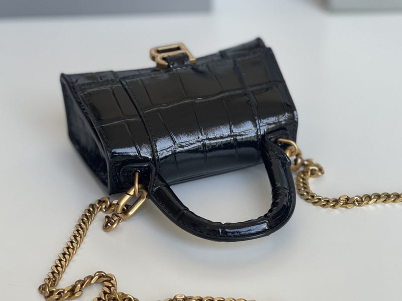 Zivas Charm Modern Minimalist Look Statement Handbag (Considered Detail & Form) – Interior View