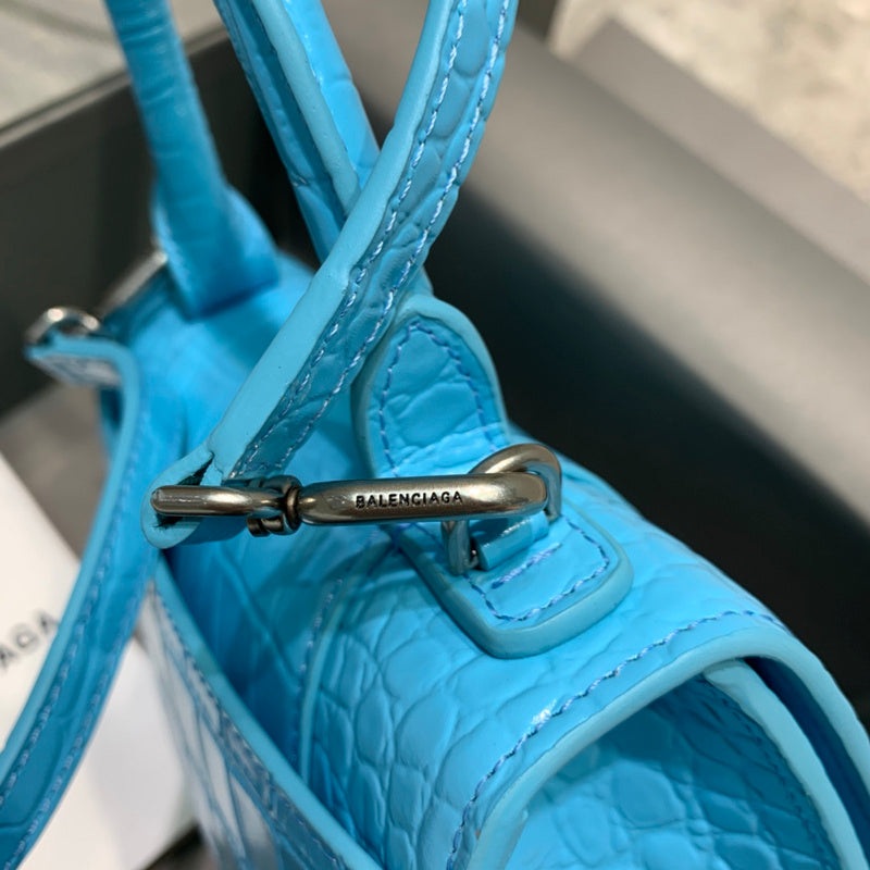 Understated Vegan Leather Handbag - Chic Everyday Appeal | Women's Statement Accessory #578 - hardware and detail close-up (image 5) of designer-inspired handbag