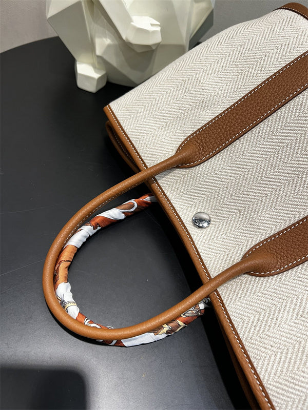  Effortless tote bag carried on shoulder 10
