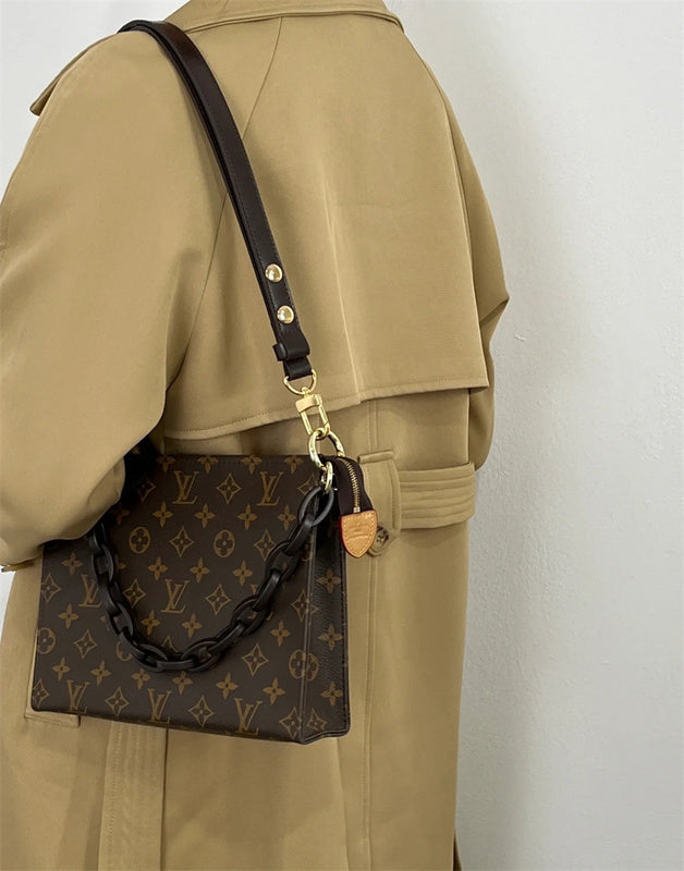  Minimalist tote bag front view 31