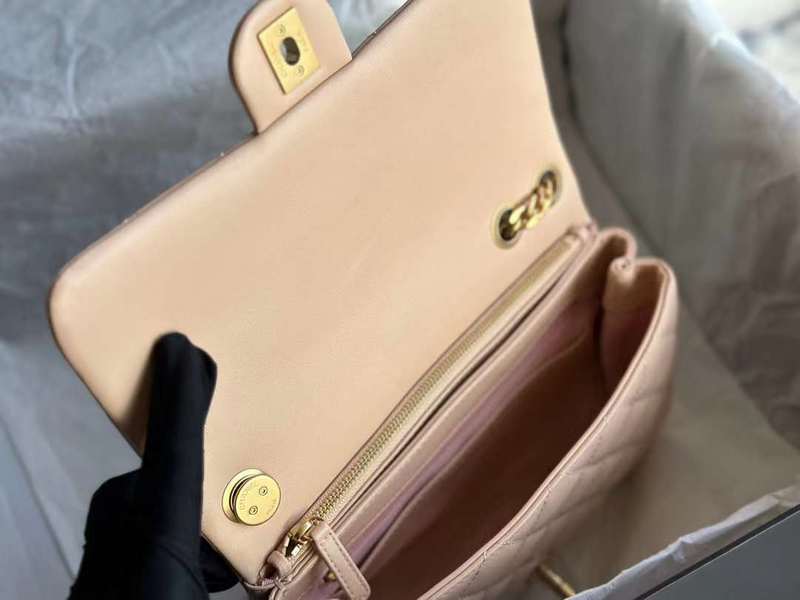 Zivas Charm Modern Minimalist Look Everyday Handbag (Modern Wardrobe Staple) – Detail View