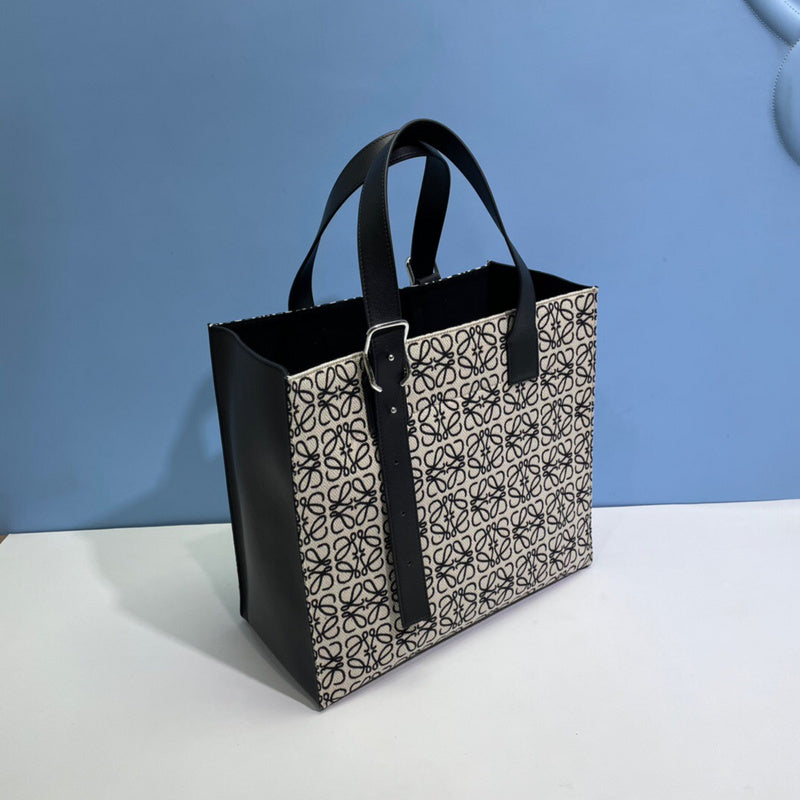 Ziva's Charm handbag – detail view (33.5cm*36.5cm*13cm)