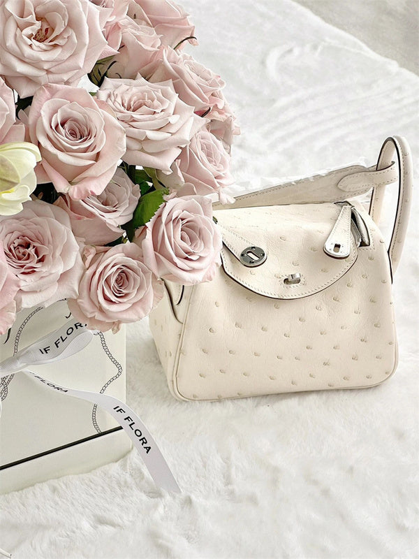 minimalist everyday bag styled with outfit