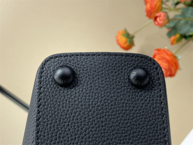  Versatile shoulder bag front view 43