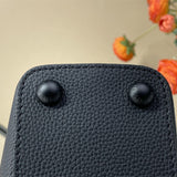  Versatile shoulder bag front view 43