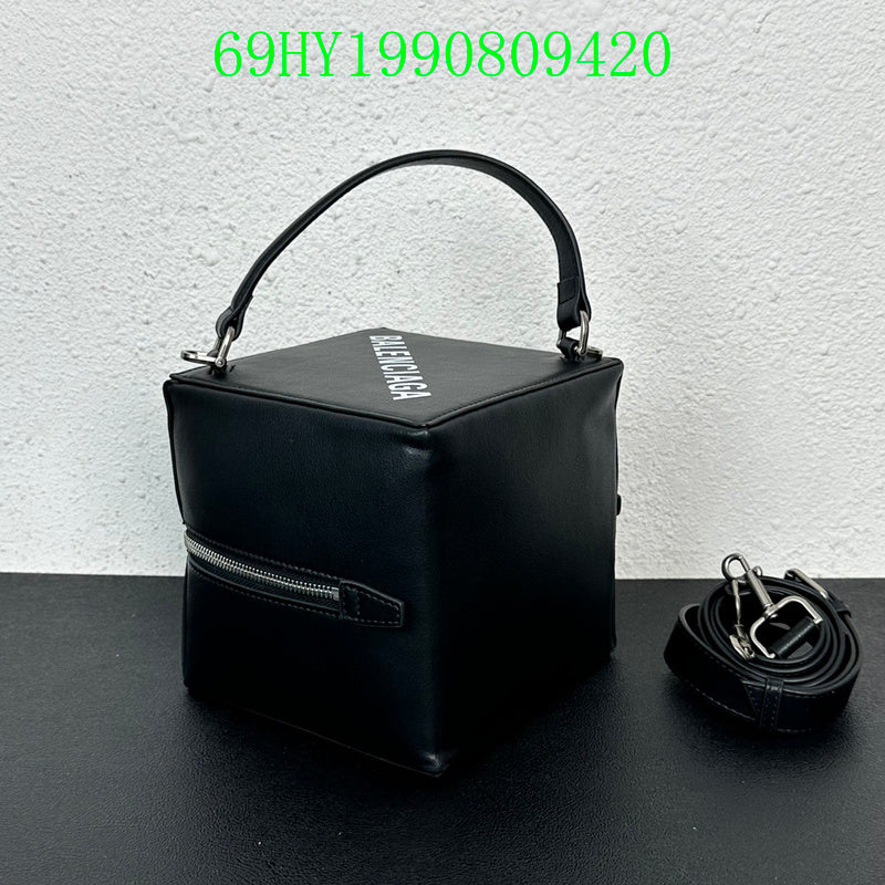 Ziva's Charm handbag – carry view (one versatile size)