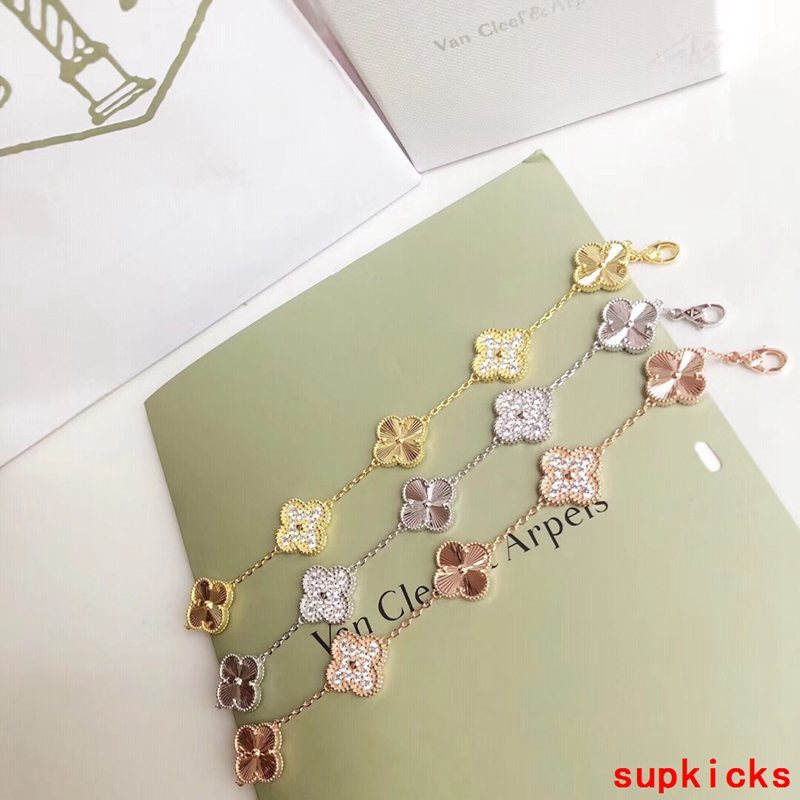 Angled view of Van Cleef & Arpels unisex jewelry piece