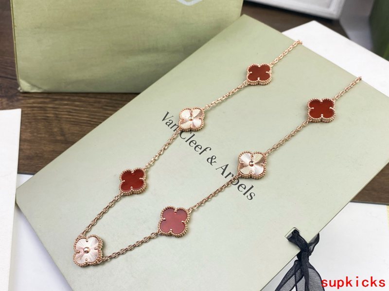Angled view of Van Cleef & Arpels unisex jewelry piece