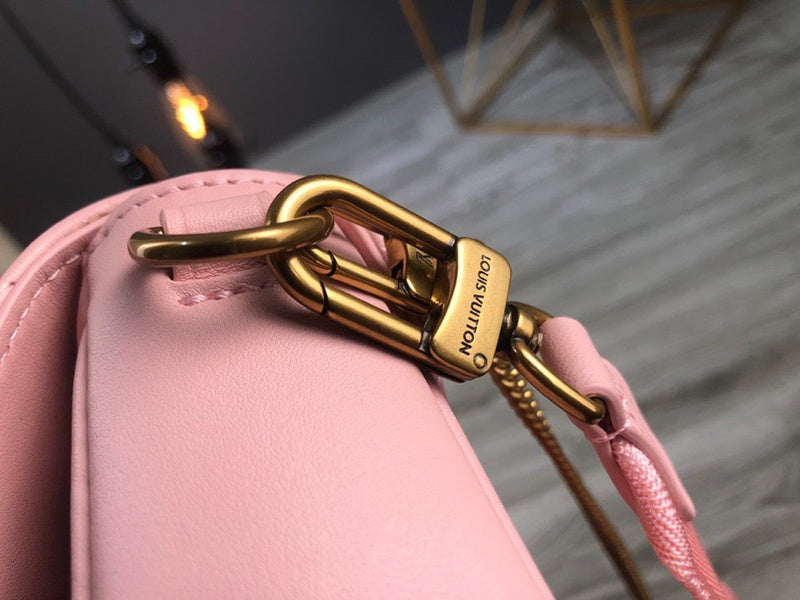 Handle and strap detail of structured elevated women's handbag – women's premium purse