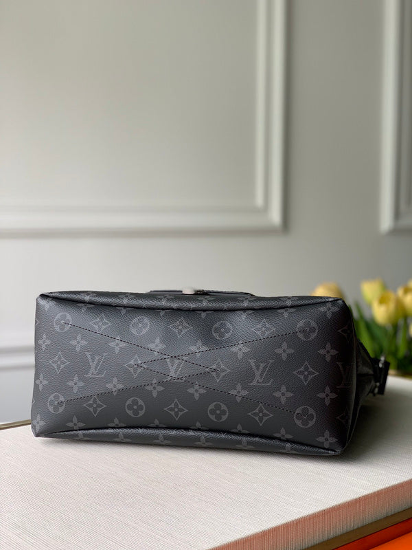 Handle and strap detail of everyday-luxe signature women's handbag – women's statement bag