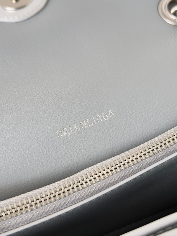 Zivas Charm Modern Minimalist Look Statement Handbag (Structured Everyday Essential) – Styled Look
