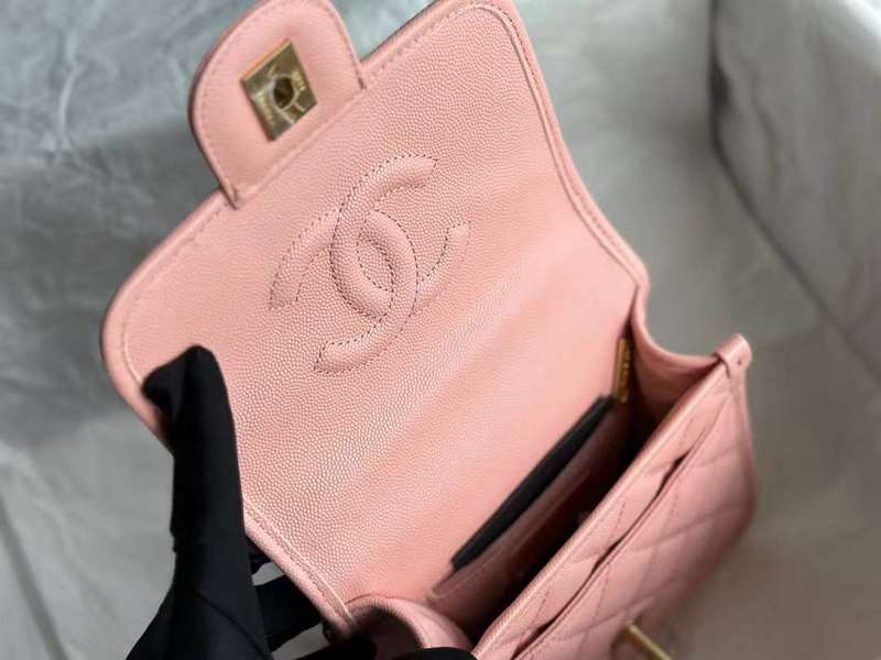 Zivas Charm Understated Luxury Everyday Handbag (Modern Wardrobe Staple) – Close-Up Detail