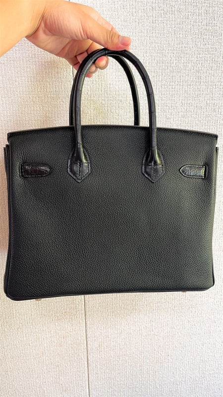  Streamlined everyday bag front view 13