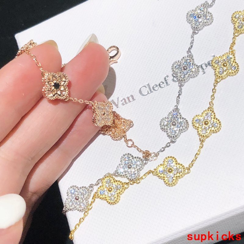 Side view of Van Cleef & Arpels unisex jewelry piece