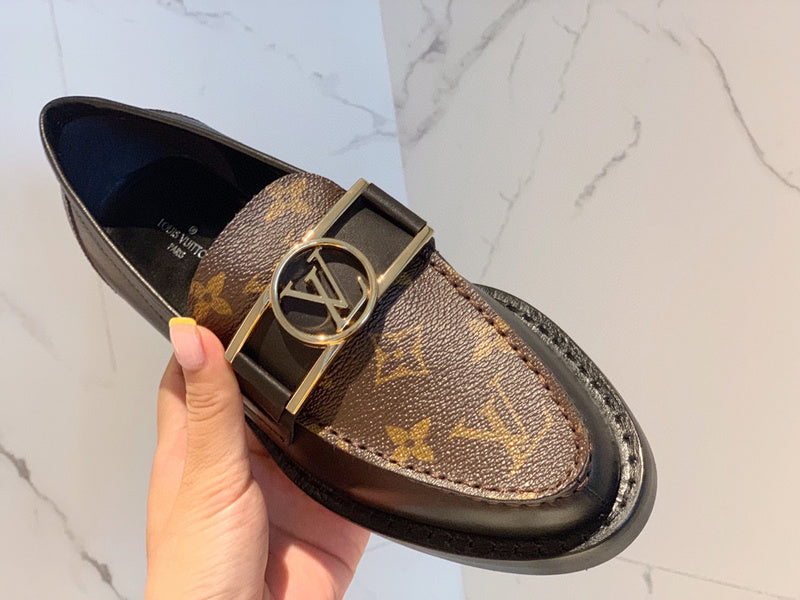 Texture and finish detail of Louis Vuitton luxury piece style No.049