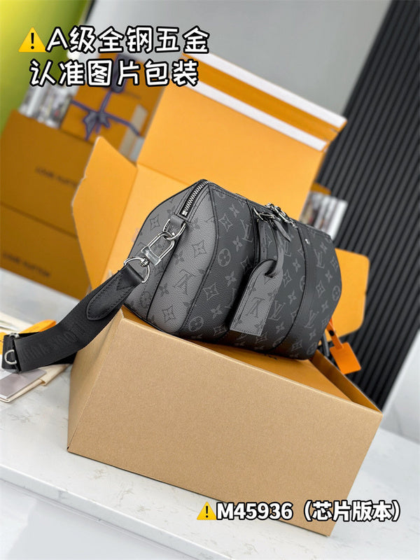  Contemporary shoulder bag front view 7