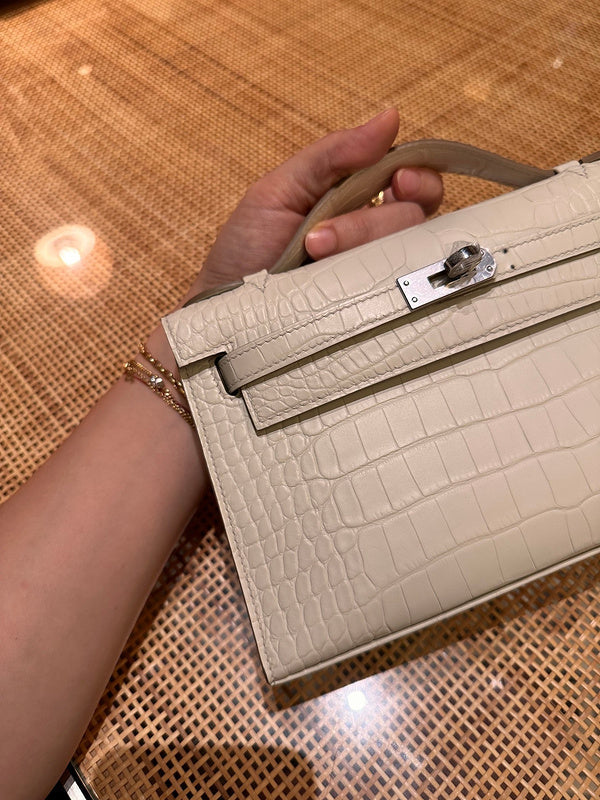  Classic crossbody bag front view 7