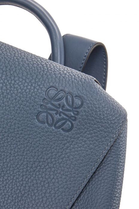 Ziva's Charm handbag – close-up view (31.5cm*40.5cm*14cm)