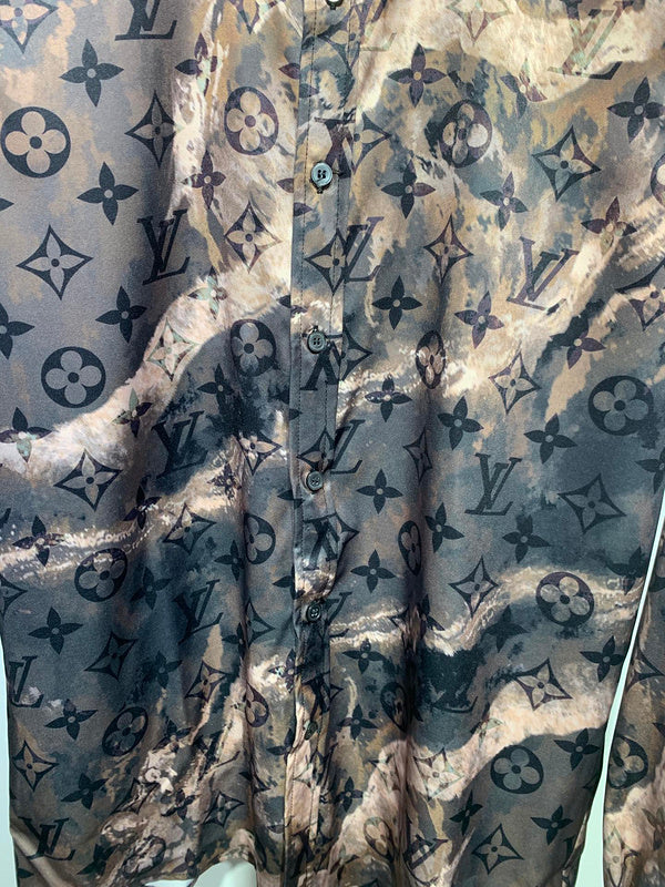 Full styled look of Louis Vuitton cotton t-shirt with signature branding