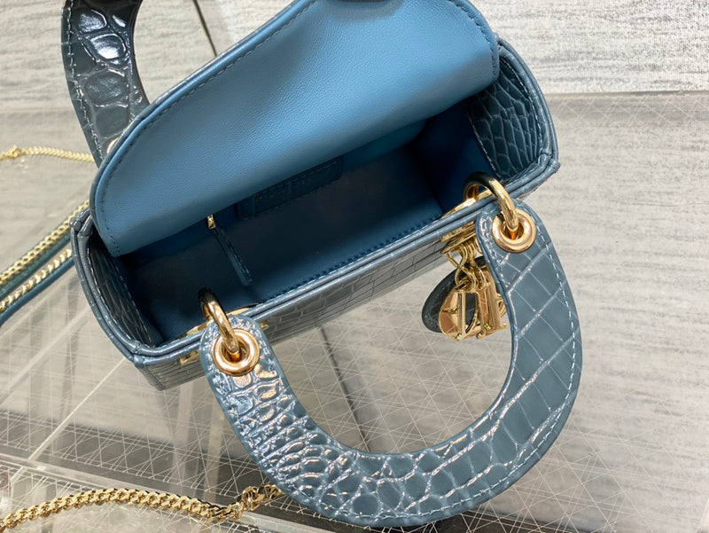 Handle and strap detail of statement sleek women's handbag – women's luxury handbag