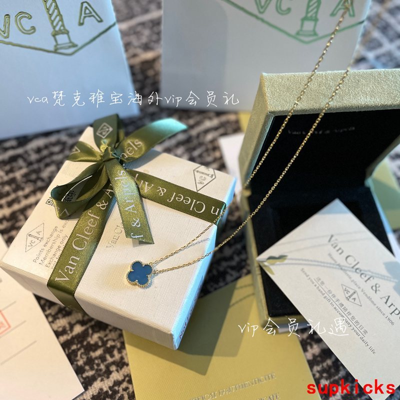 Angled view of Van Cleef & Arpels unisex jewelry piece