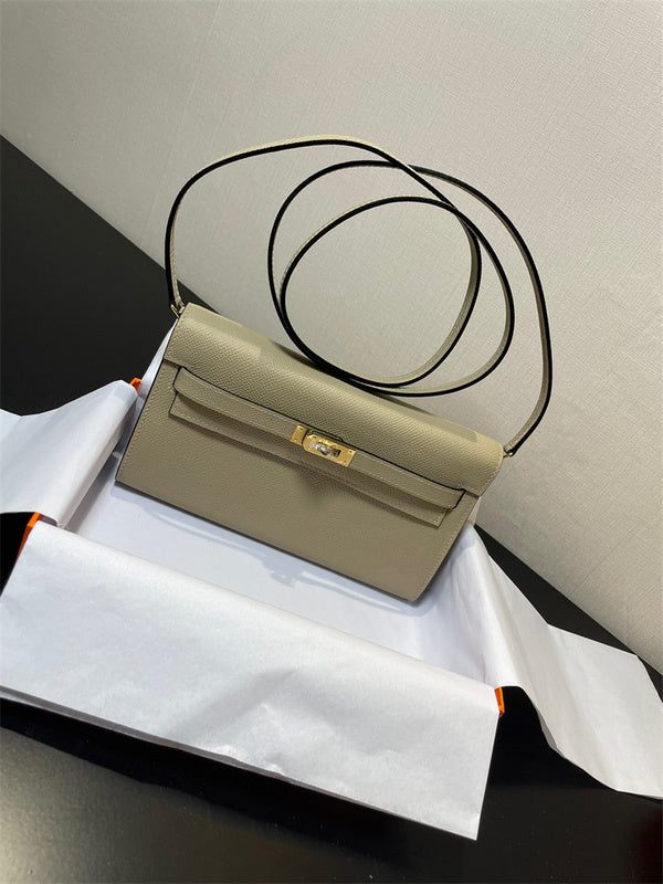  clean-lined carryall bag detail view showing craftsmanship 32