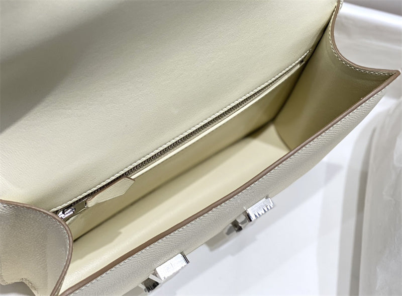 Streamlined handbag styled for everyday wear