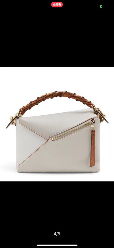Ziva's Charm handbag – detail view (24cm*16cm*10cm)
