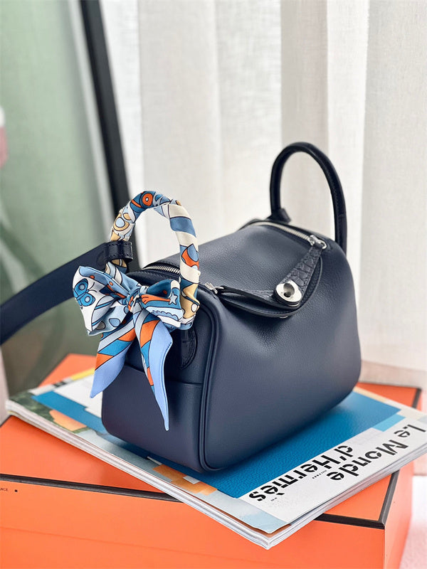  shoulder bag interior and compartment view 9