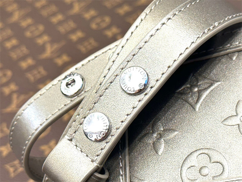  shoulder bag close-up of hardware and finish