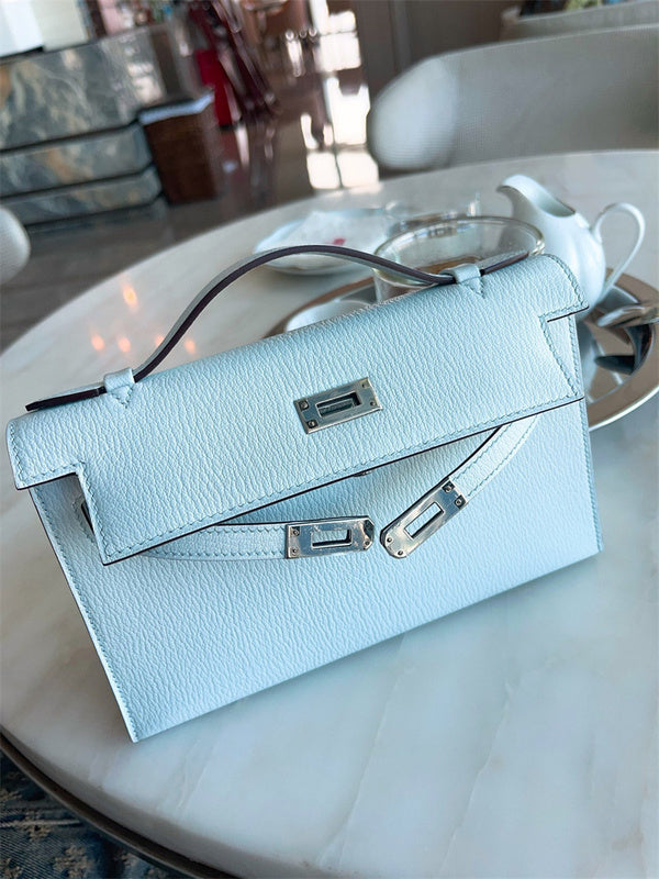  classic carryall bag detail view showing craftsmanship 8