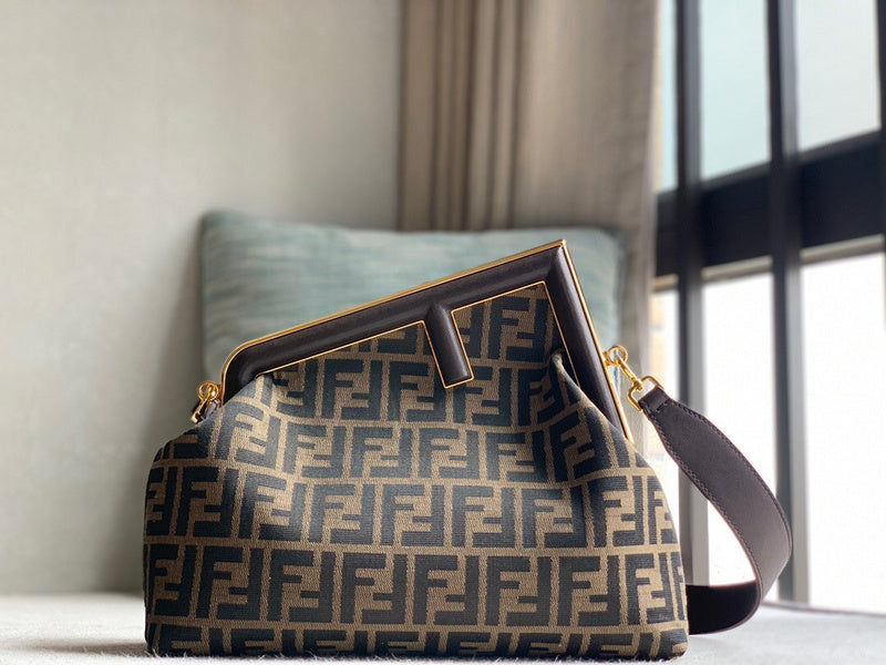 Ziva's Charm handbag – detail view (26cm*18cm*10cm)