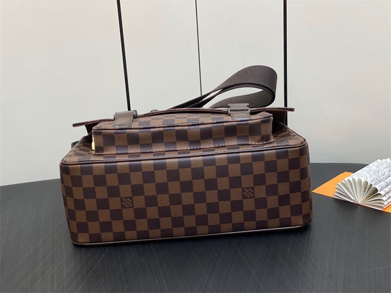  everyday bag interior and compartment view 9