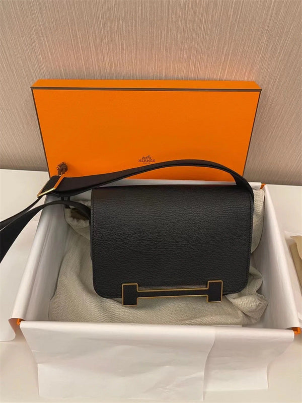  streamlined carryall bag styled with outfit