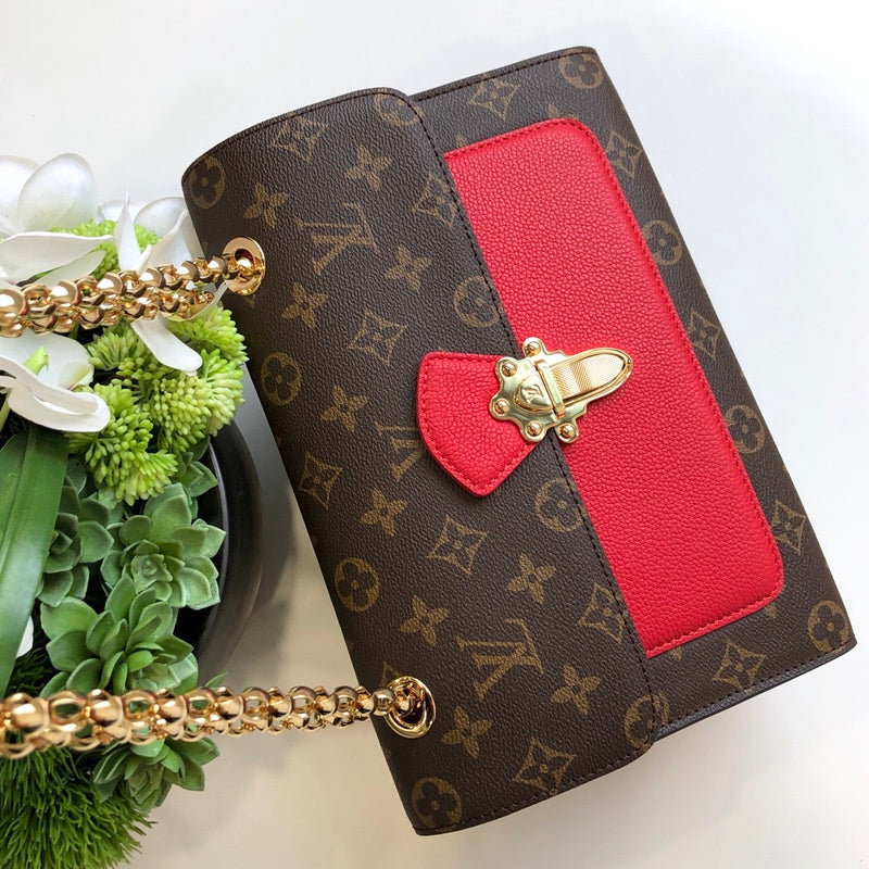 Side profile of everyday-luxe elevated women's handbag – women's everyday handbag