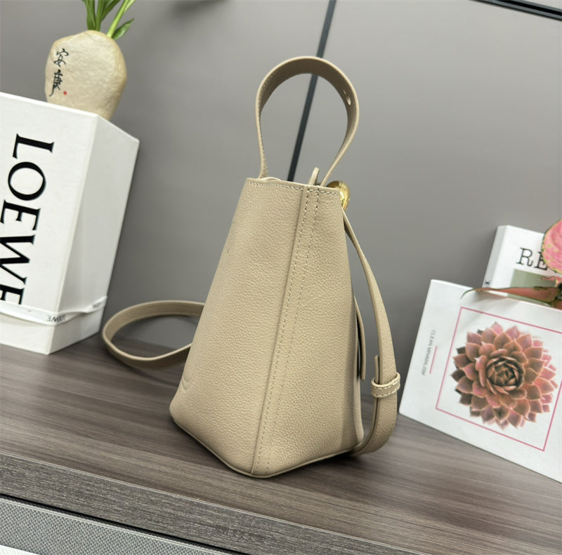 Ziva's Charm handbag – close-up view (16cm*16cm*19.5cm)