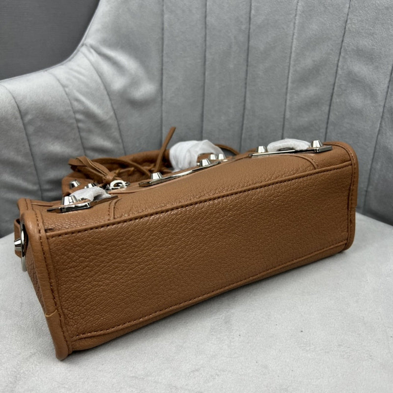 Zivas Charm Modern Edge Statement Handbag (Refined Practical Design) – Full Silhouette