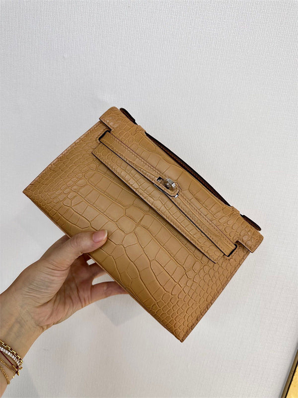  elegant carryall bag styled with outfit 12