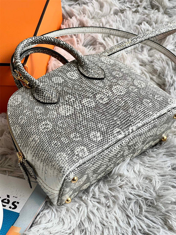  tailored everyday bag detail view showing craftsmanship 8