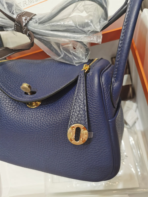  versatile everyday bag detail view showing craftsmanship 20