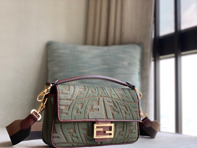 Ziva's Charm handbag – detail view (26cm*15cm*6cm)
