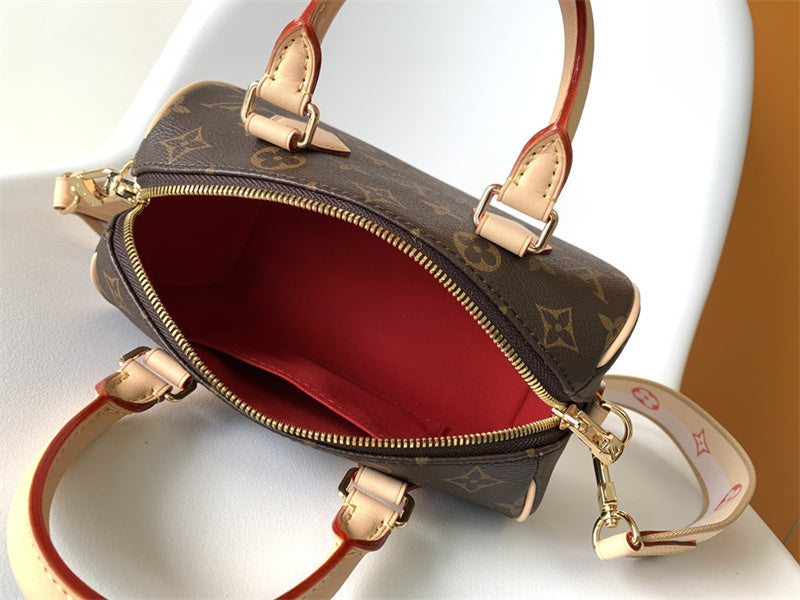  sophisticated shopper bag detail view showing craftsmanship 14