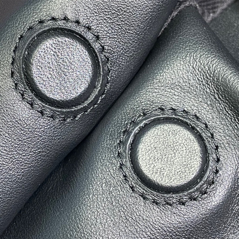Ziva's Charm handbag – detail view (18cm*23.9cm*9cm)