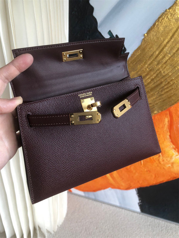  carryall bag close-up of hardware and finish 17