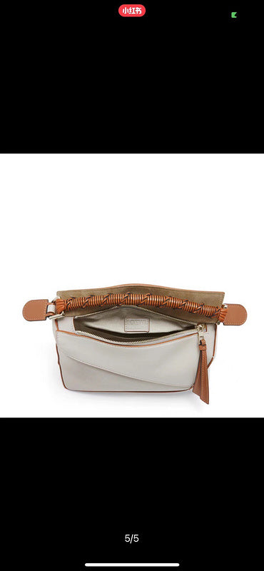 Ziva's Charm handbag – close-up view (24cm*16cm*10cm)